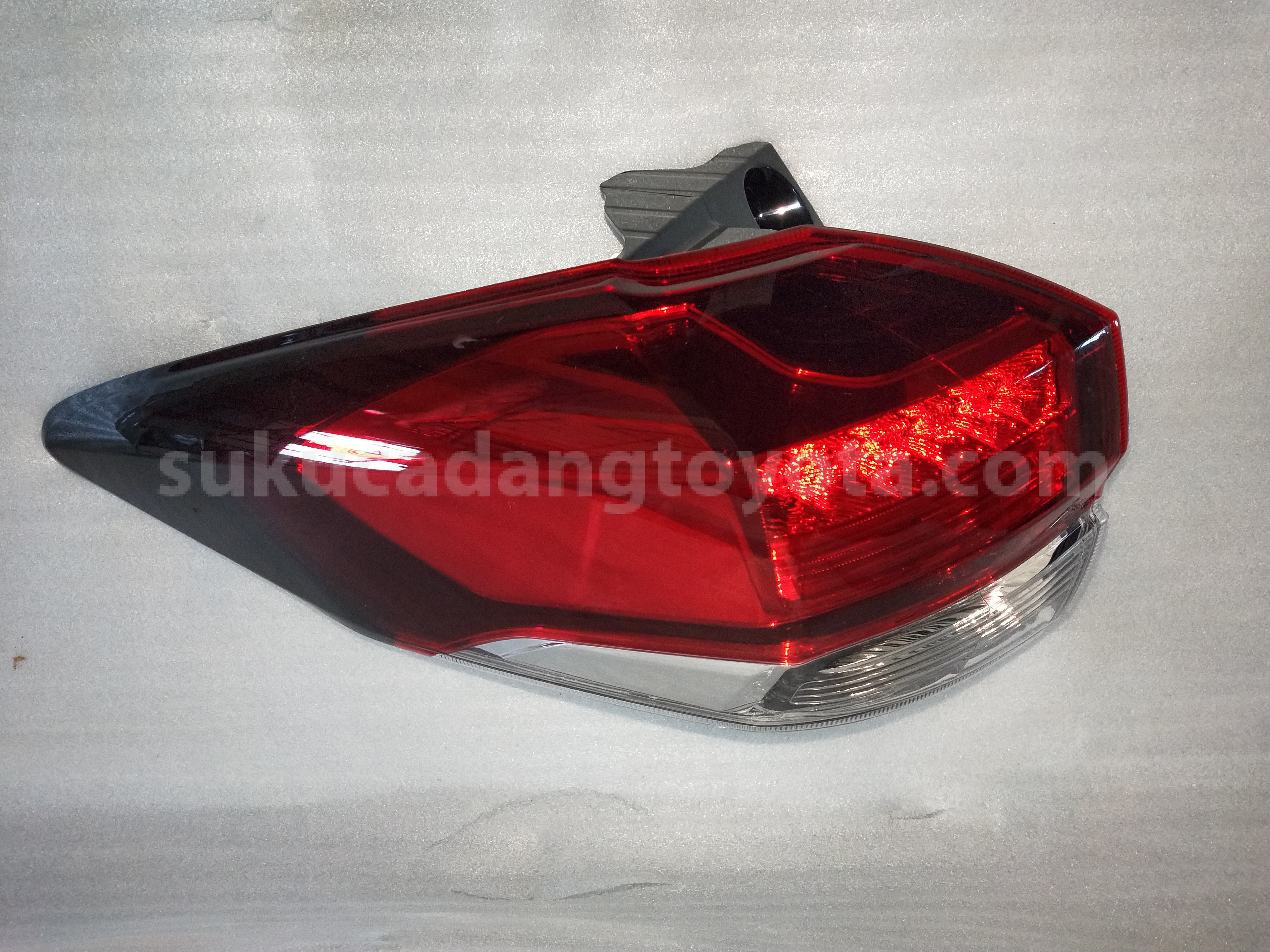 81561BZ320 LENS&BODY RR COMBI L - TOYOTA