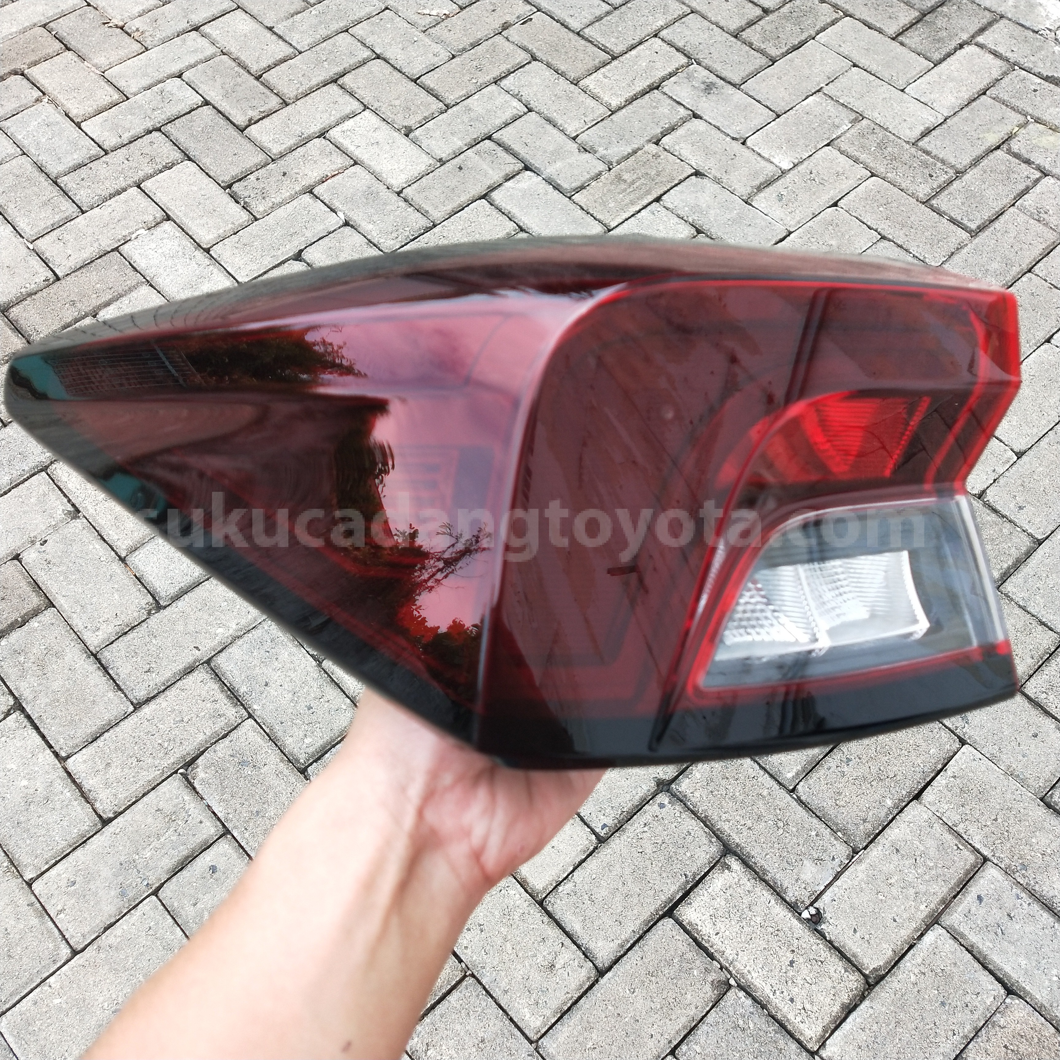 81561BZ460 LENS&BODY RR COMBI L - TOYOTA