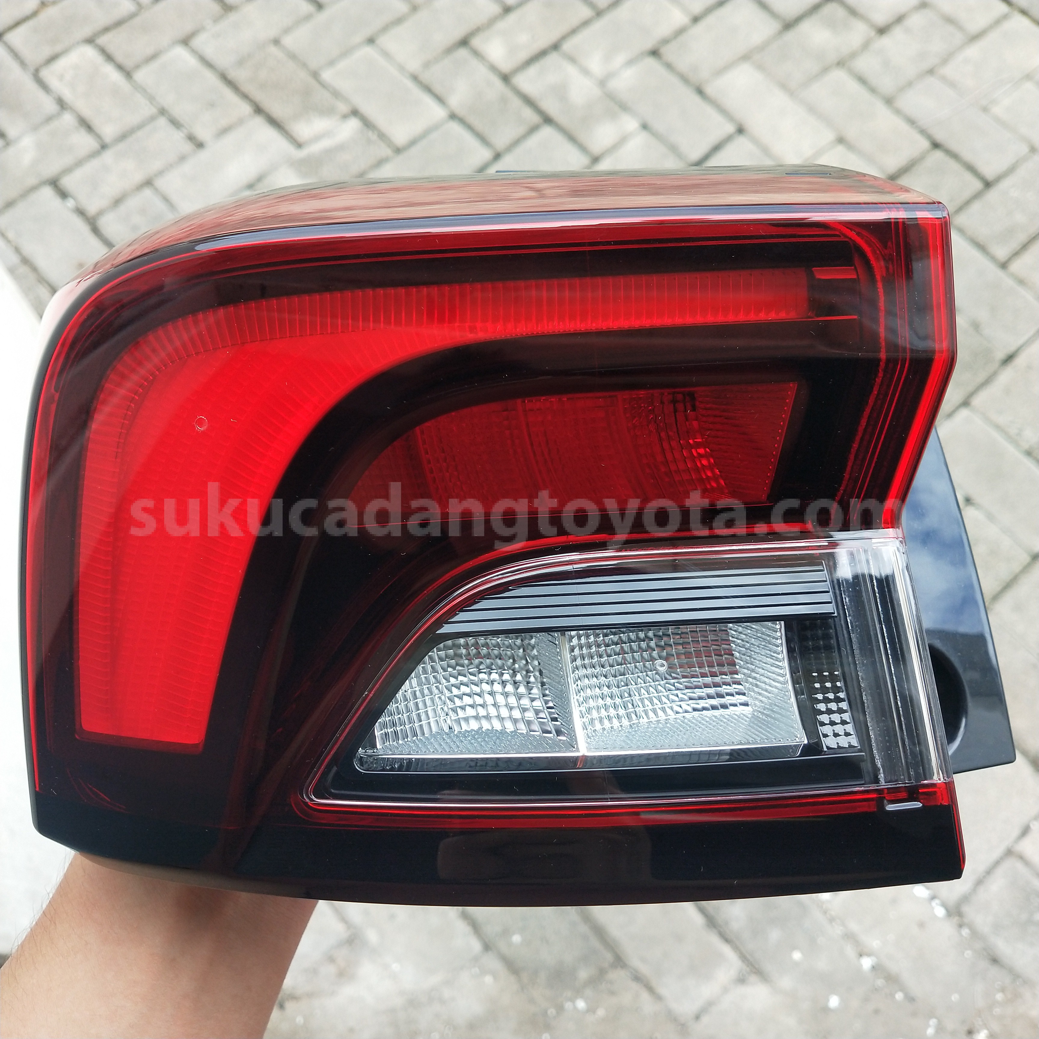 81561BZ470 LENS&BODY RR COMBI L - TOYOTA