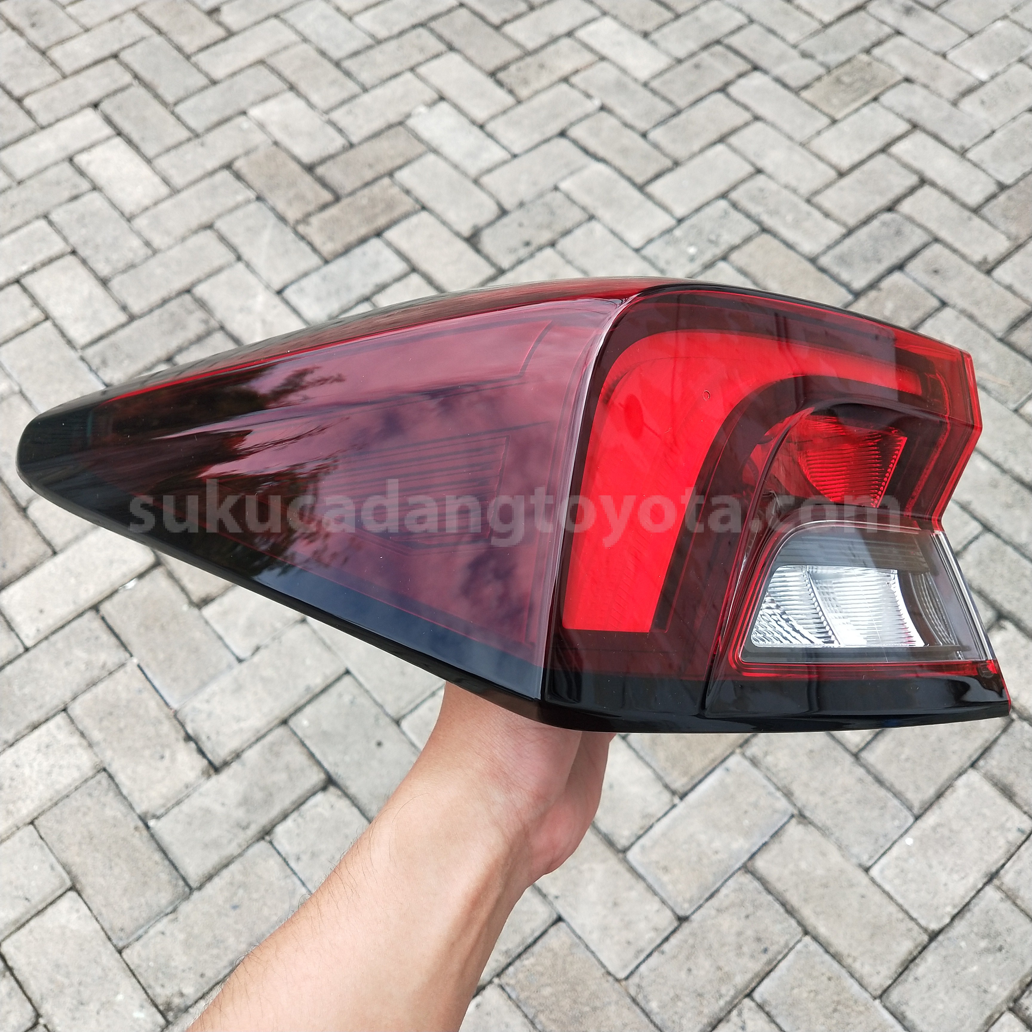 81561BZ470 LENS&BODY RR COMBI L - TOYOTA