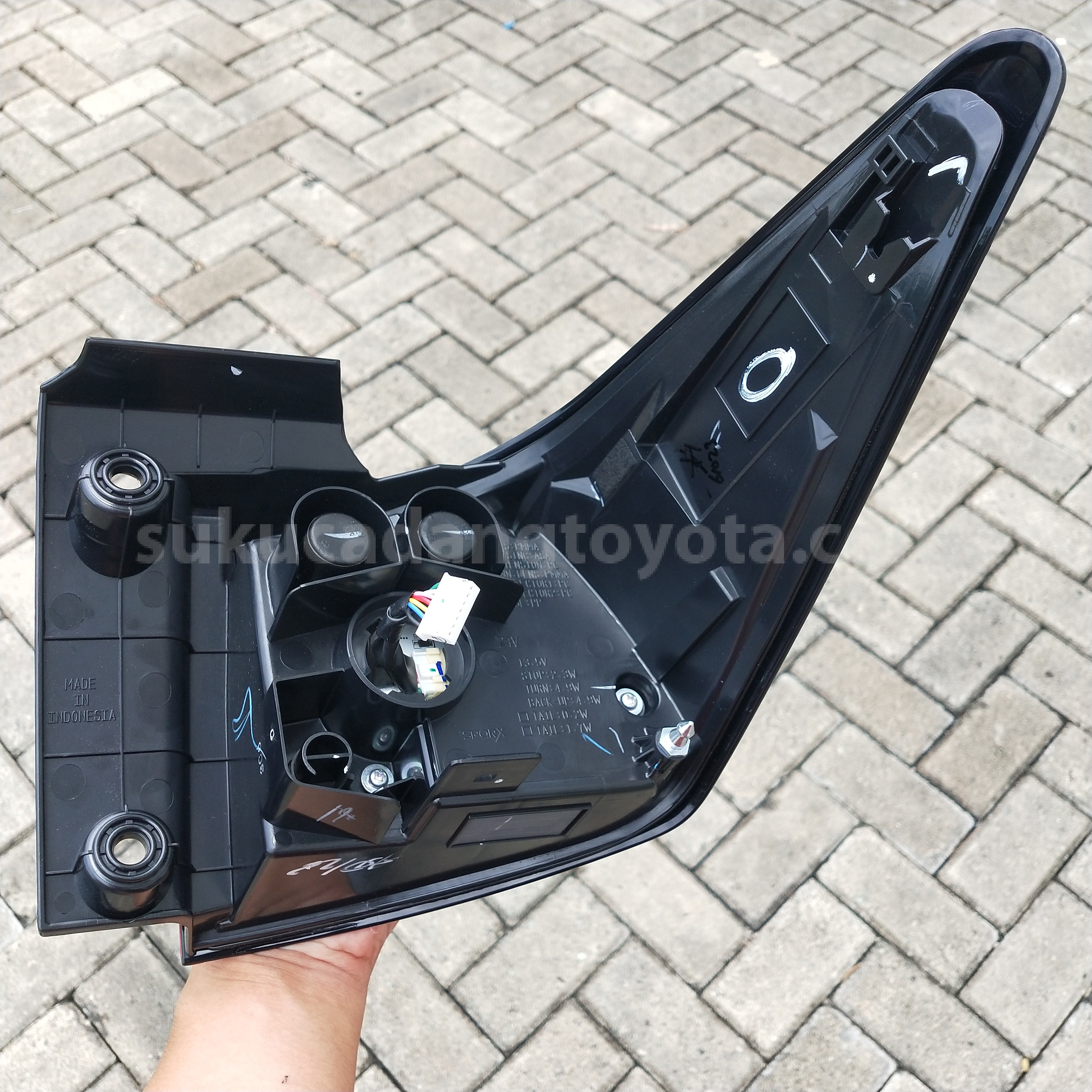 81561BZ470 LENS&BODY RR COMBI L - TOYOTA