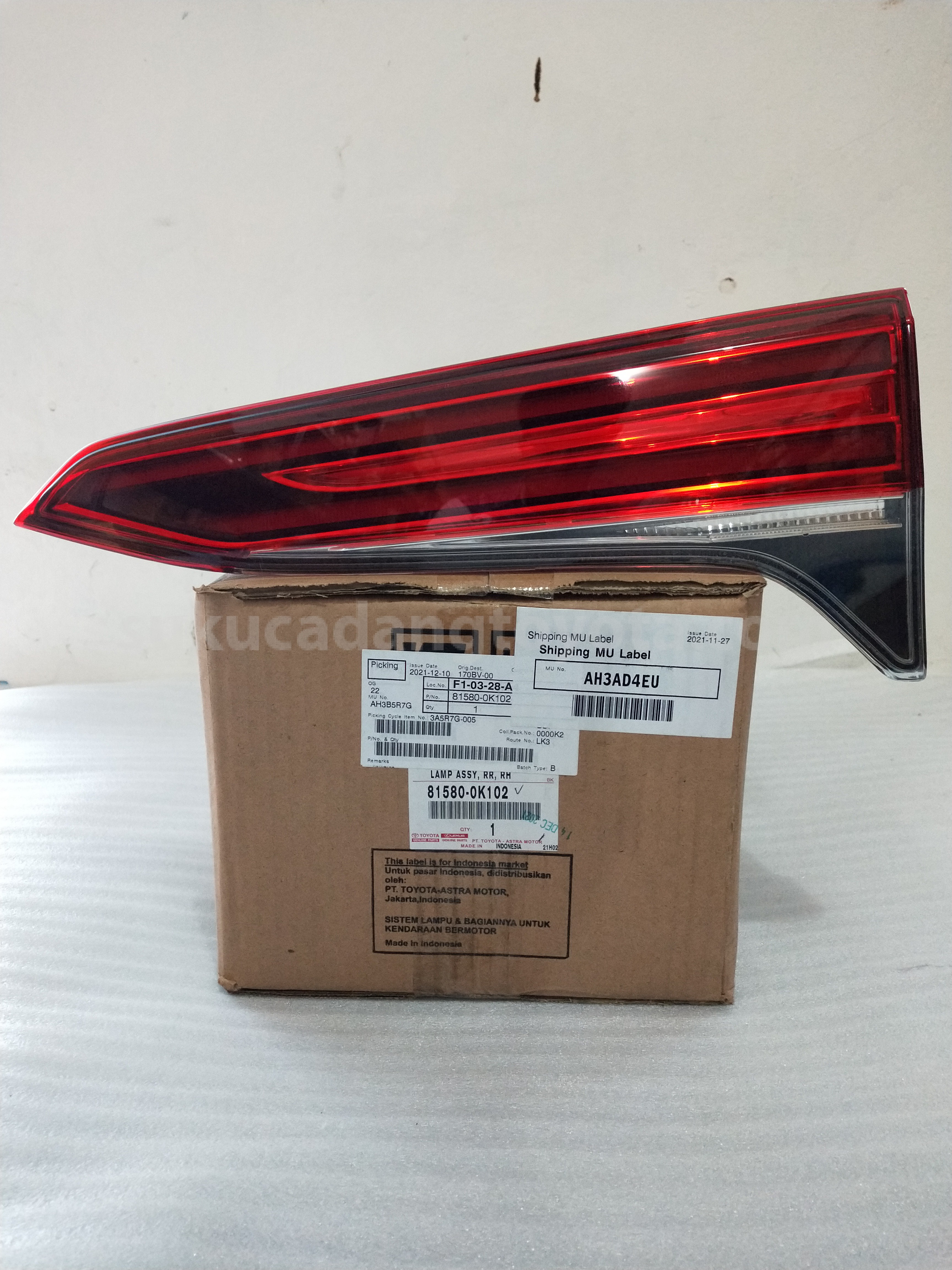 815800K102 LAMP ASSY, RR, RH - TOYOTA