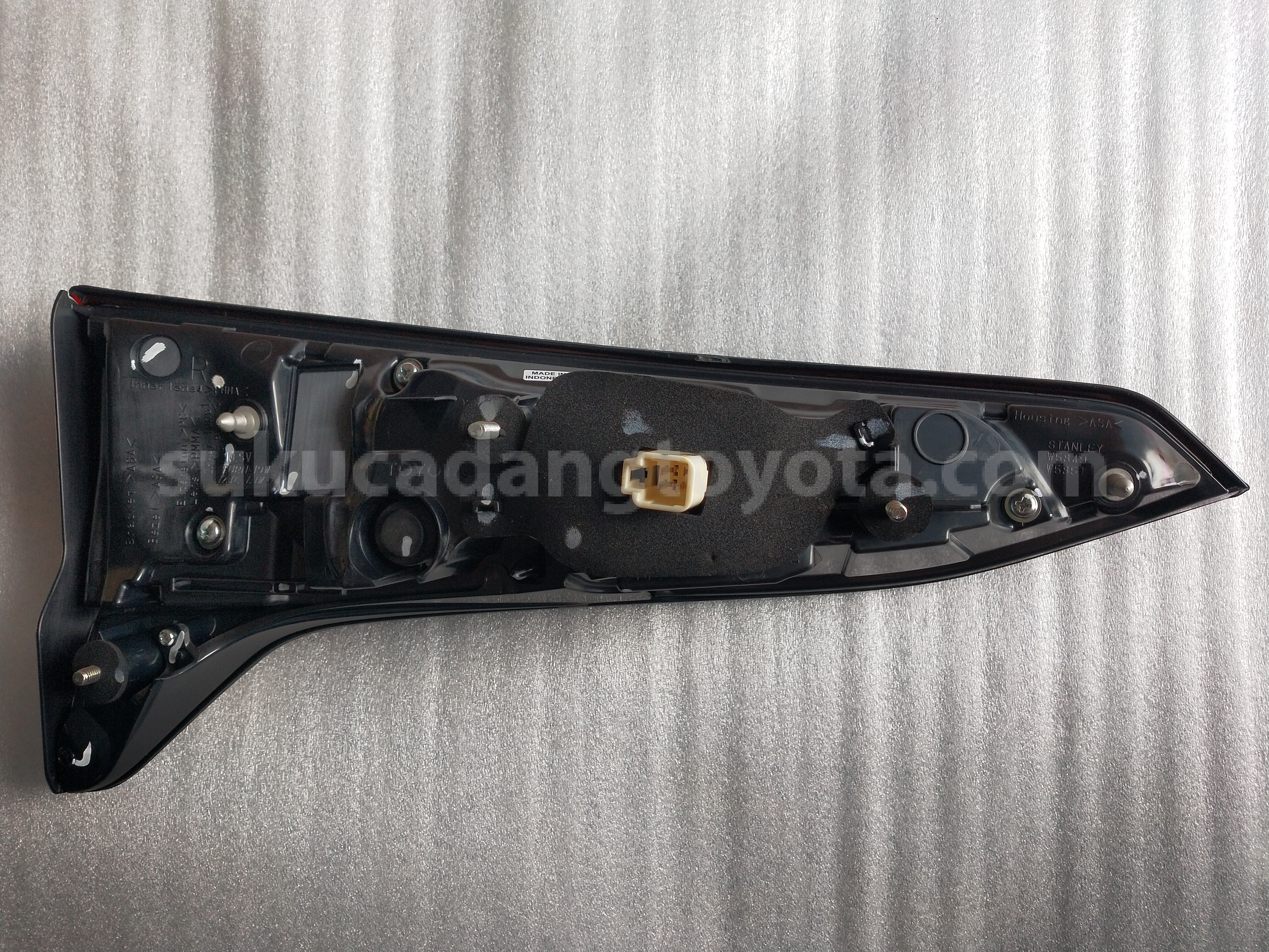 815800K210 LAMP ASSY, RR, RH - TOYOTA