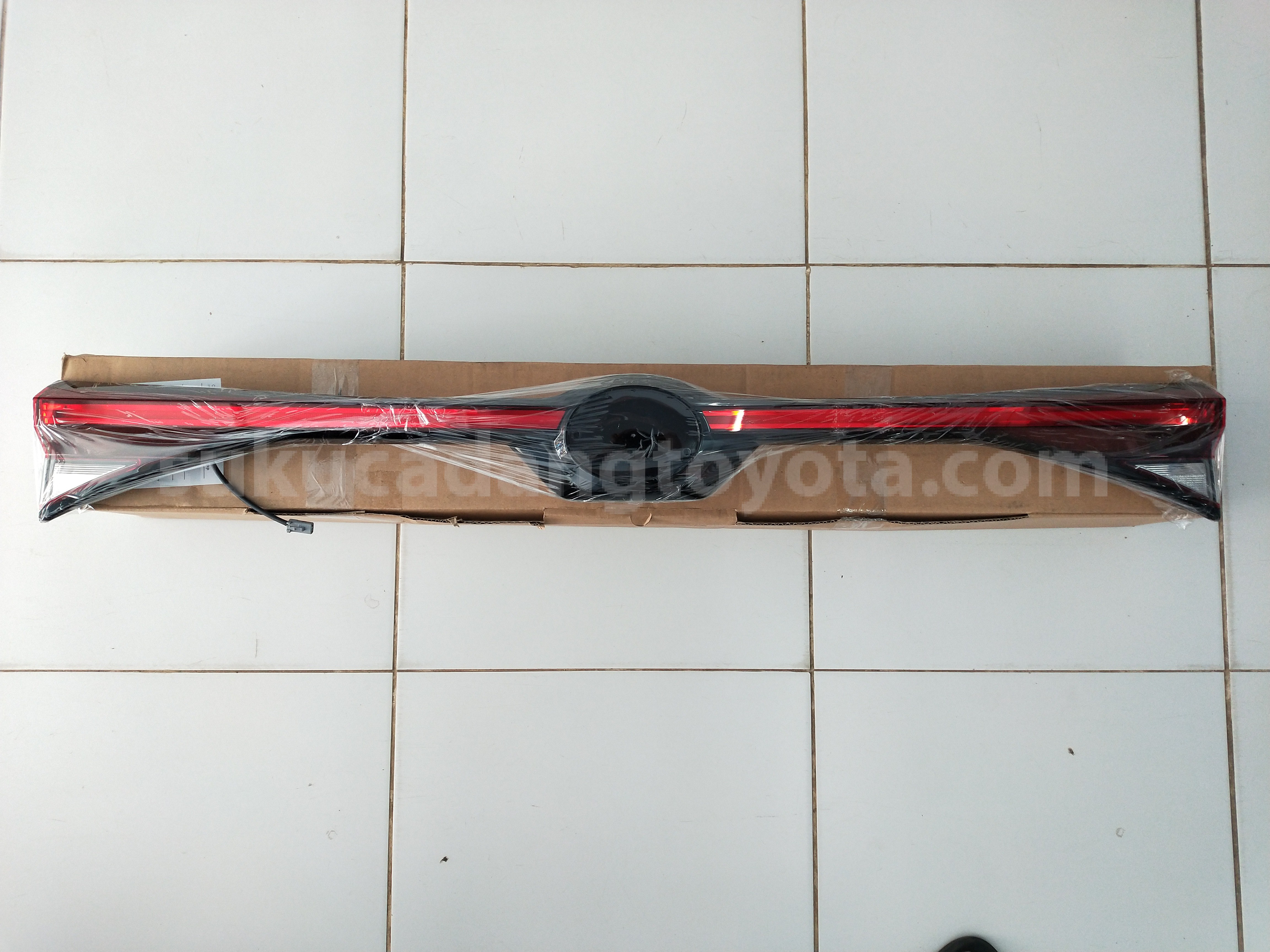 81580BZ150 LAMP ASSY, RR, RH - TOYOTA