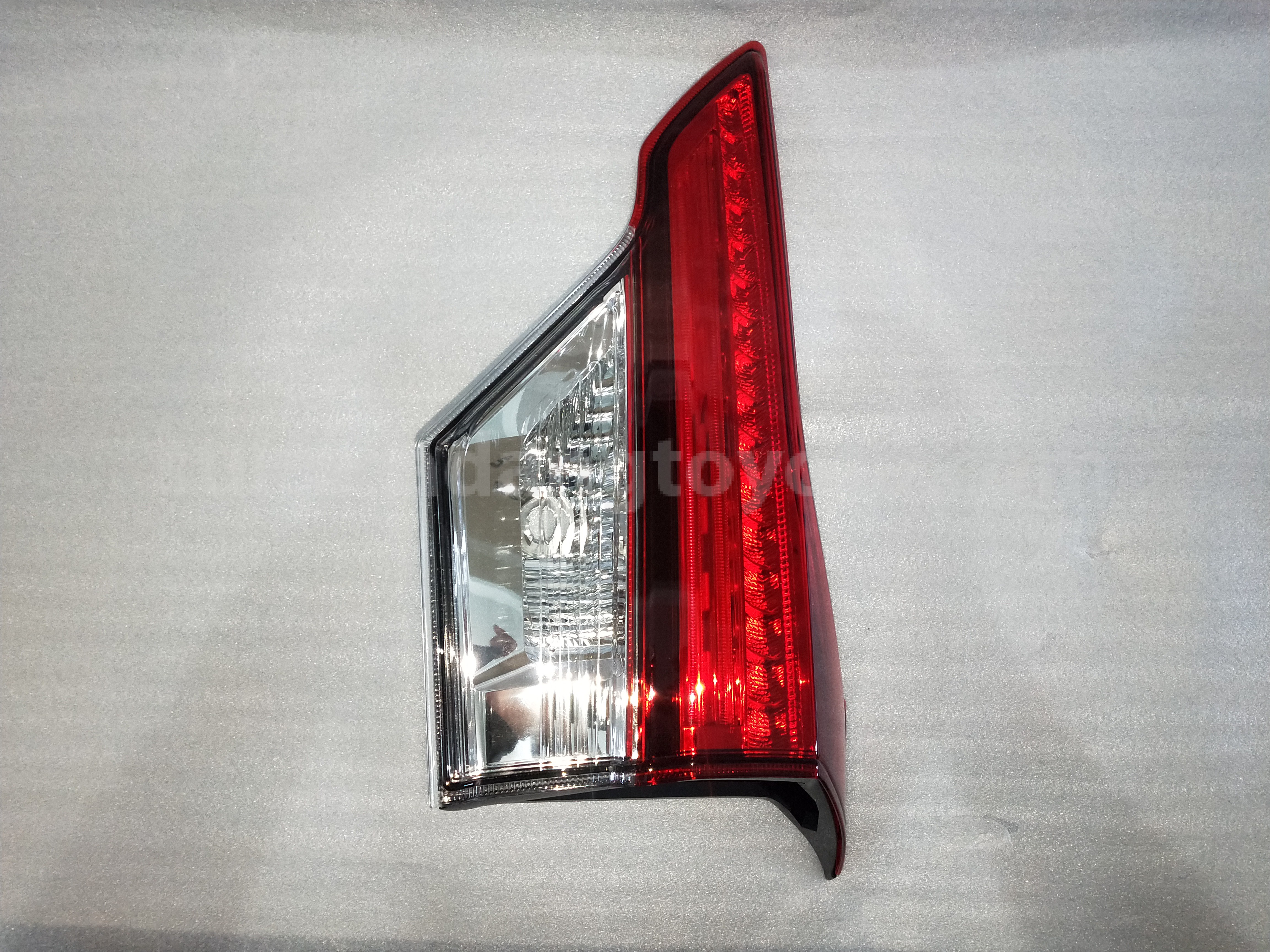 81581BZ040 LENS&BODY RR LAMP RH - TOYOTA