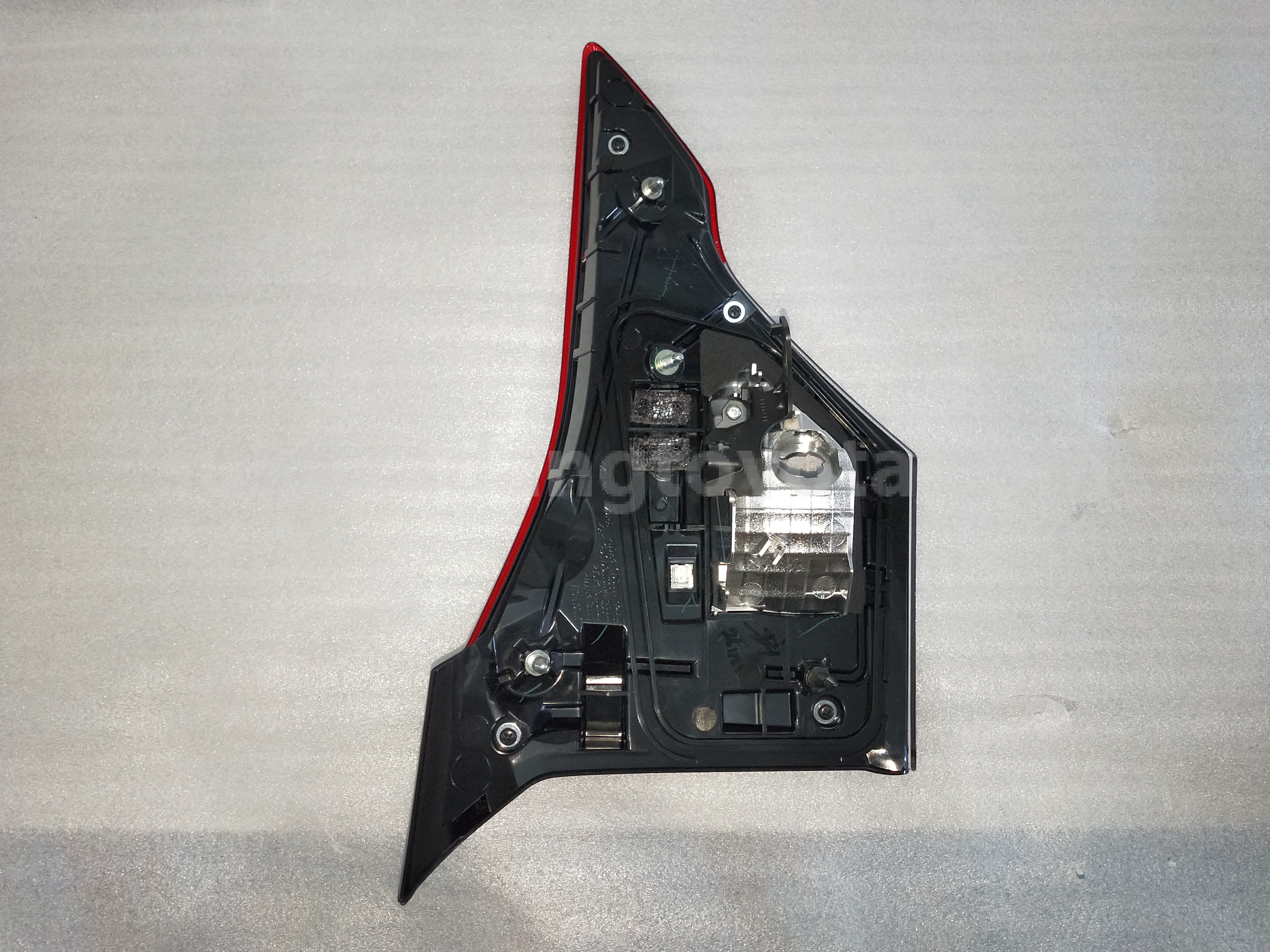 81581BZ040 LENS&BODY RR LAMP RH - TOYOTA