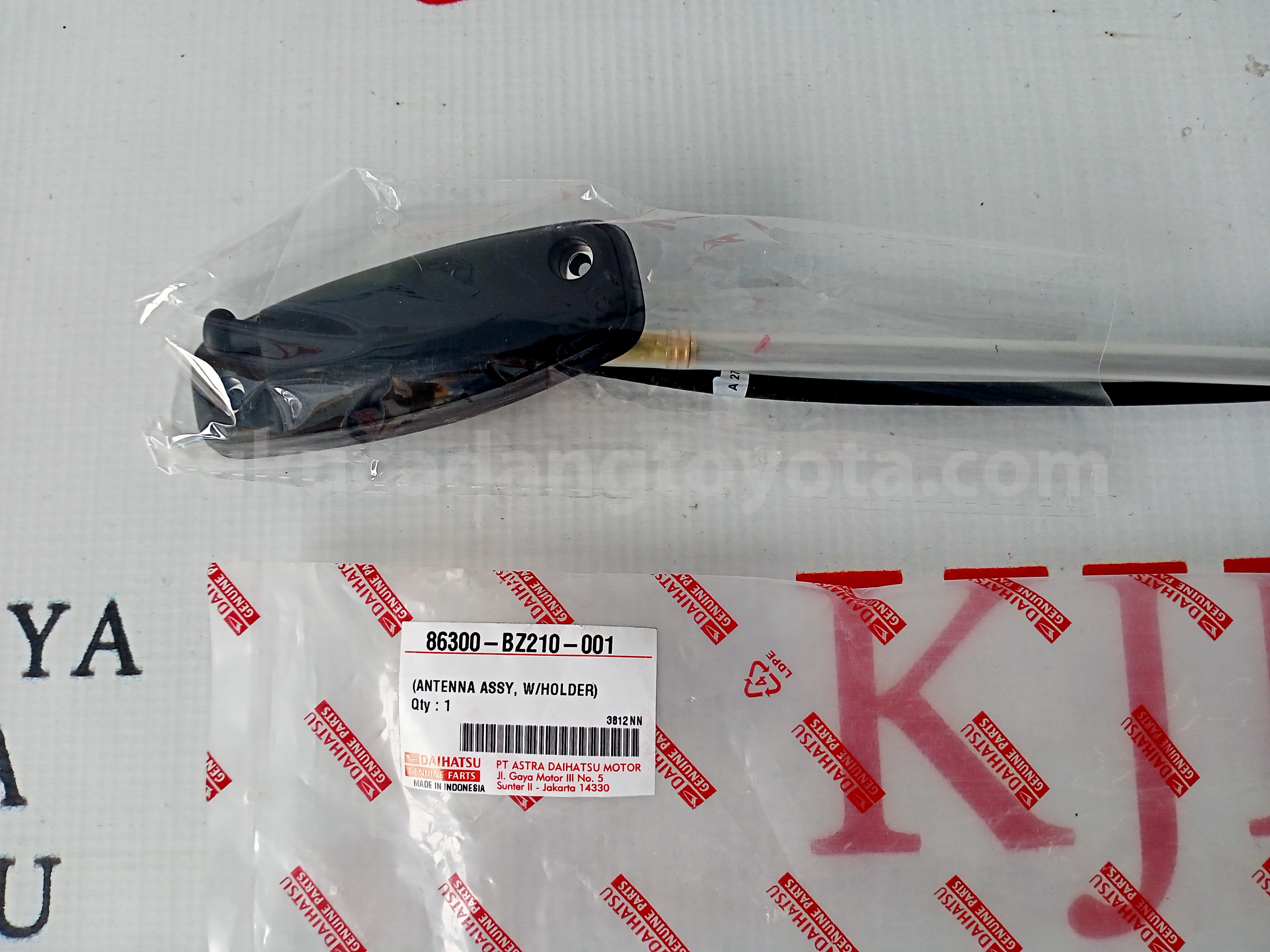 86300BZ210 ANTENNA ASSY,W/HLD - TOYOTA