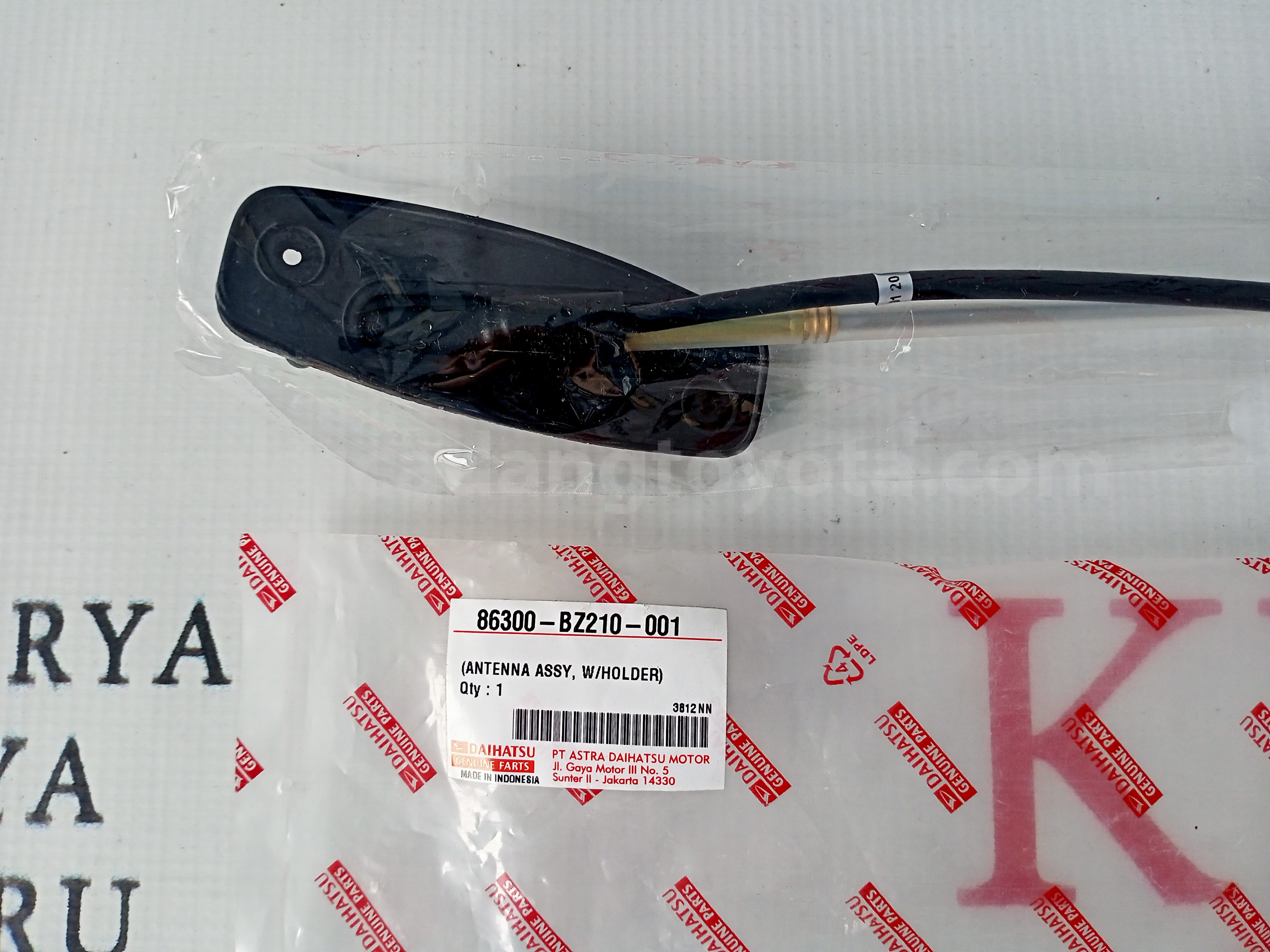 86300BZ210 ANTENNA ASSY,W/HLD - TOYOTA