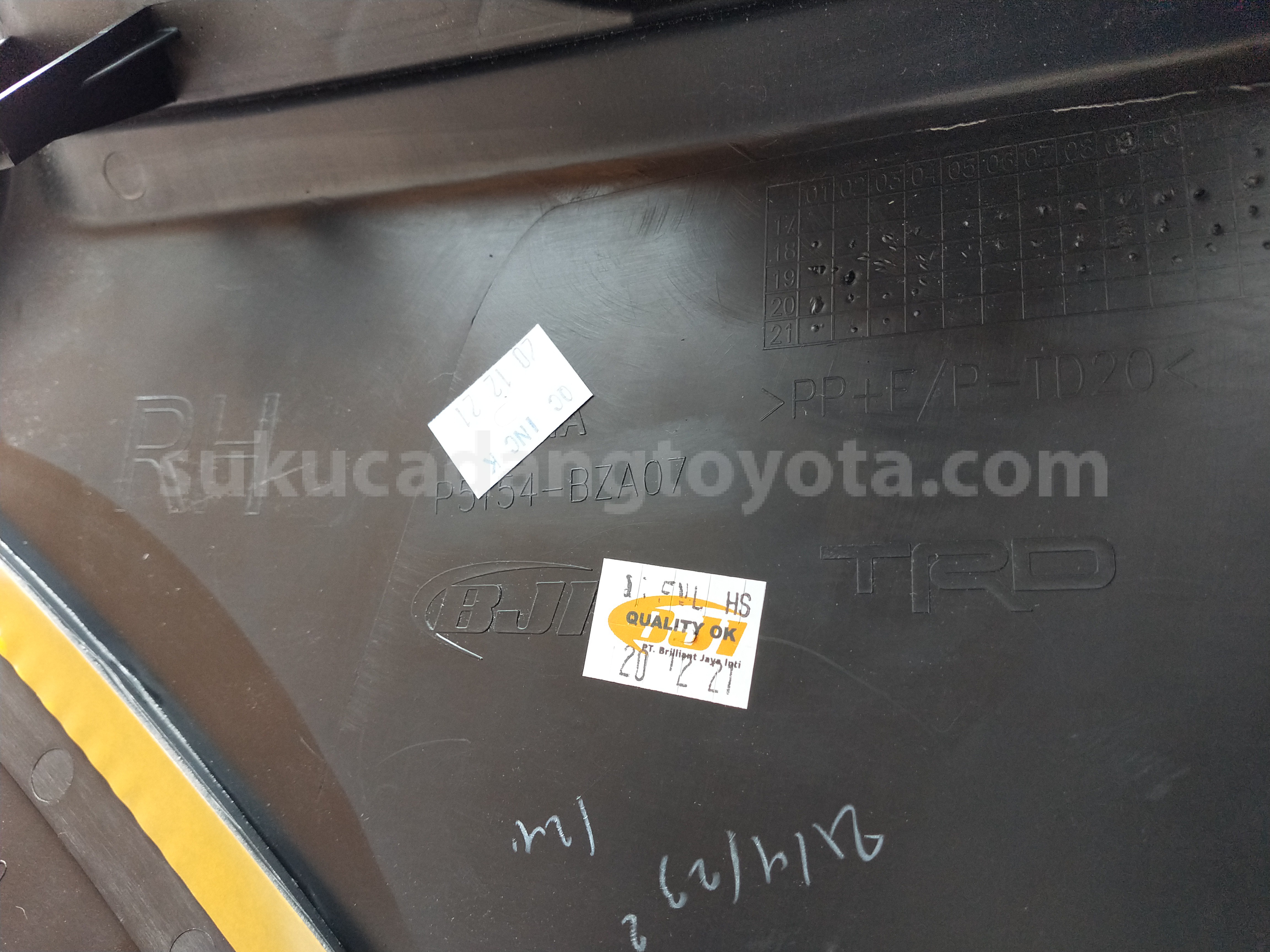 P5154BZA07 TRD FOG LAMP CVR,RH - TOYOTA