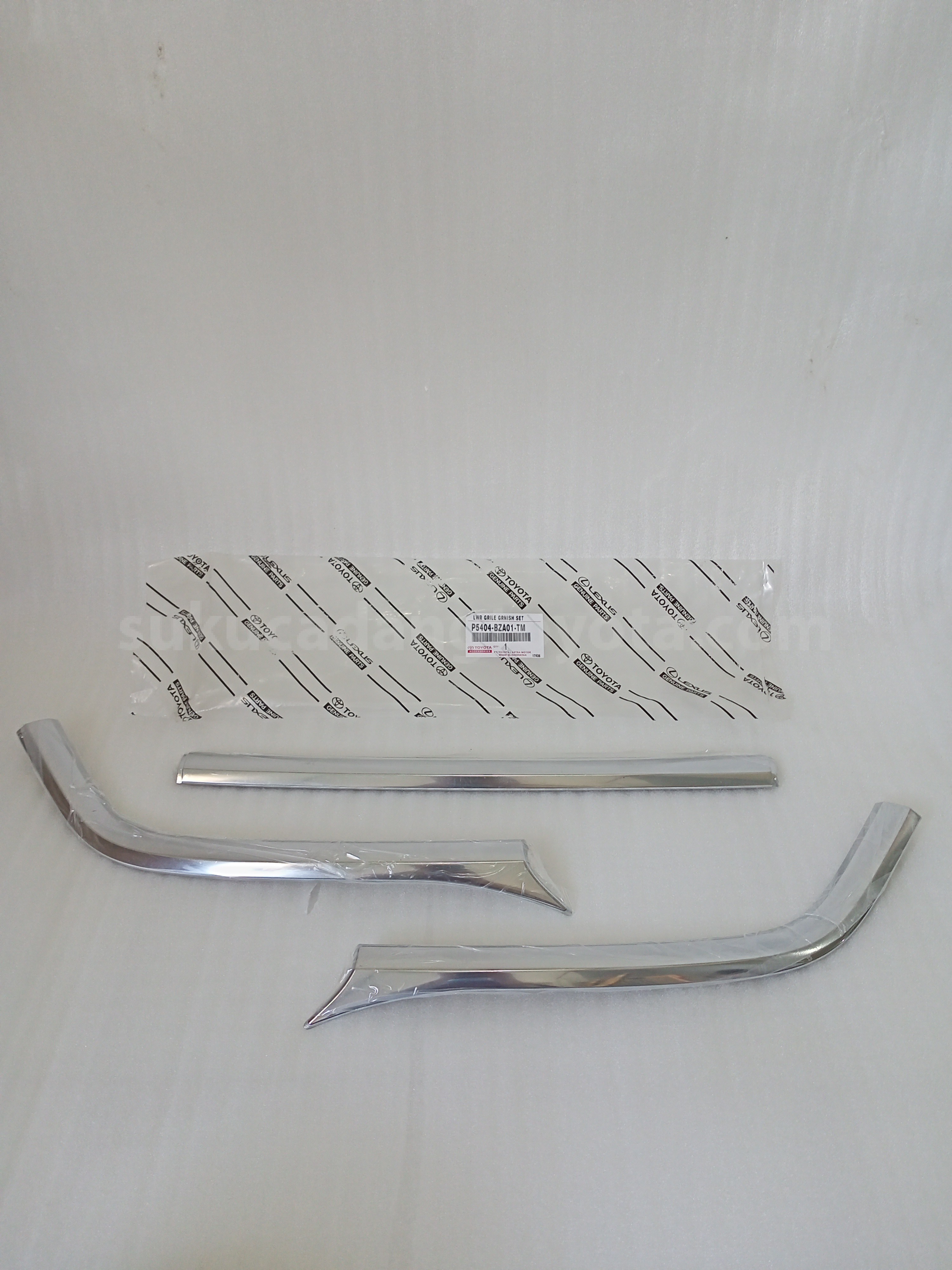 P5404BZA01TM LWR GRILE GRNISH SET - TOYOTA