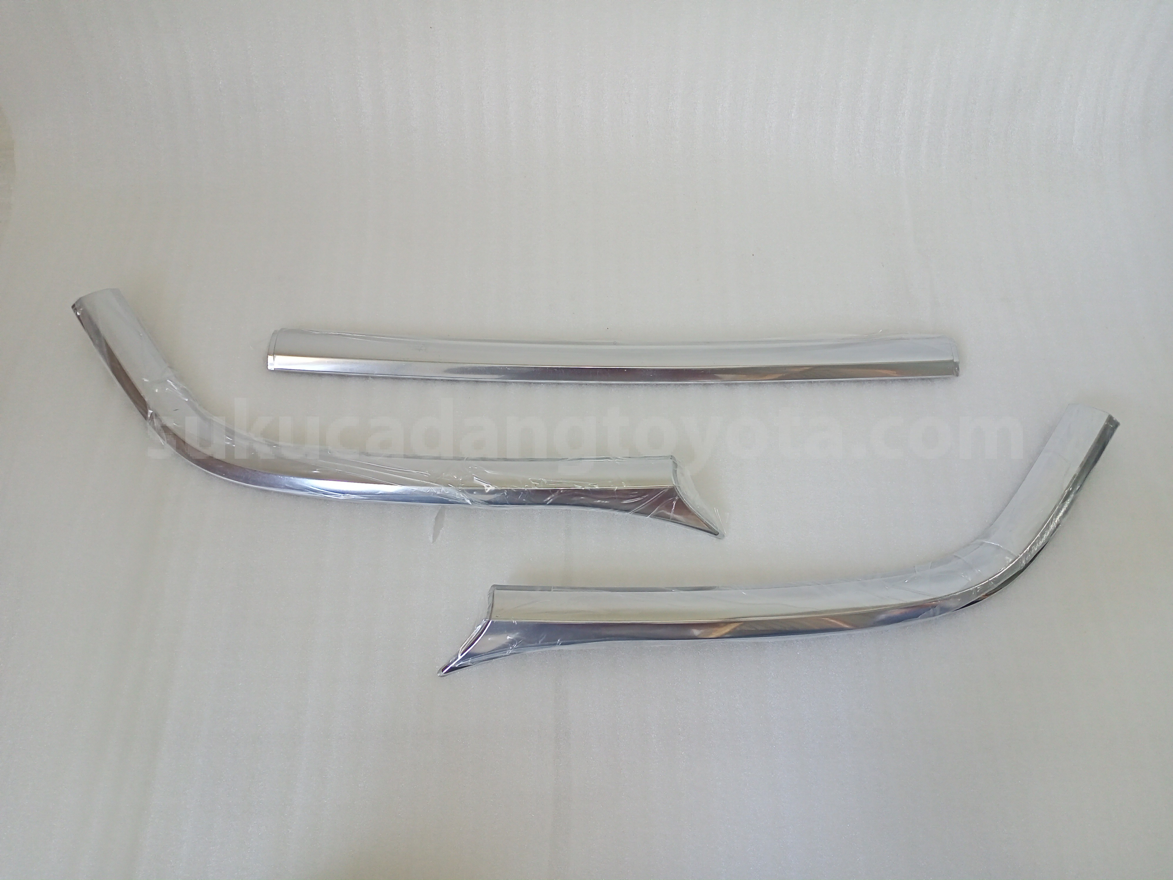 P5404BZA01TM LWR GRILE GRNISH SET - TOYOTA