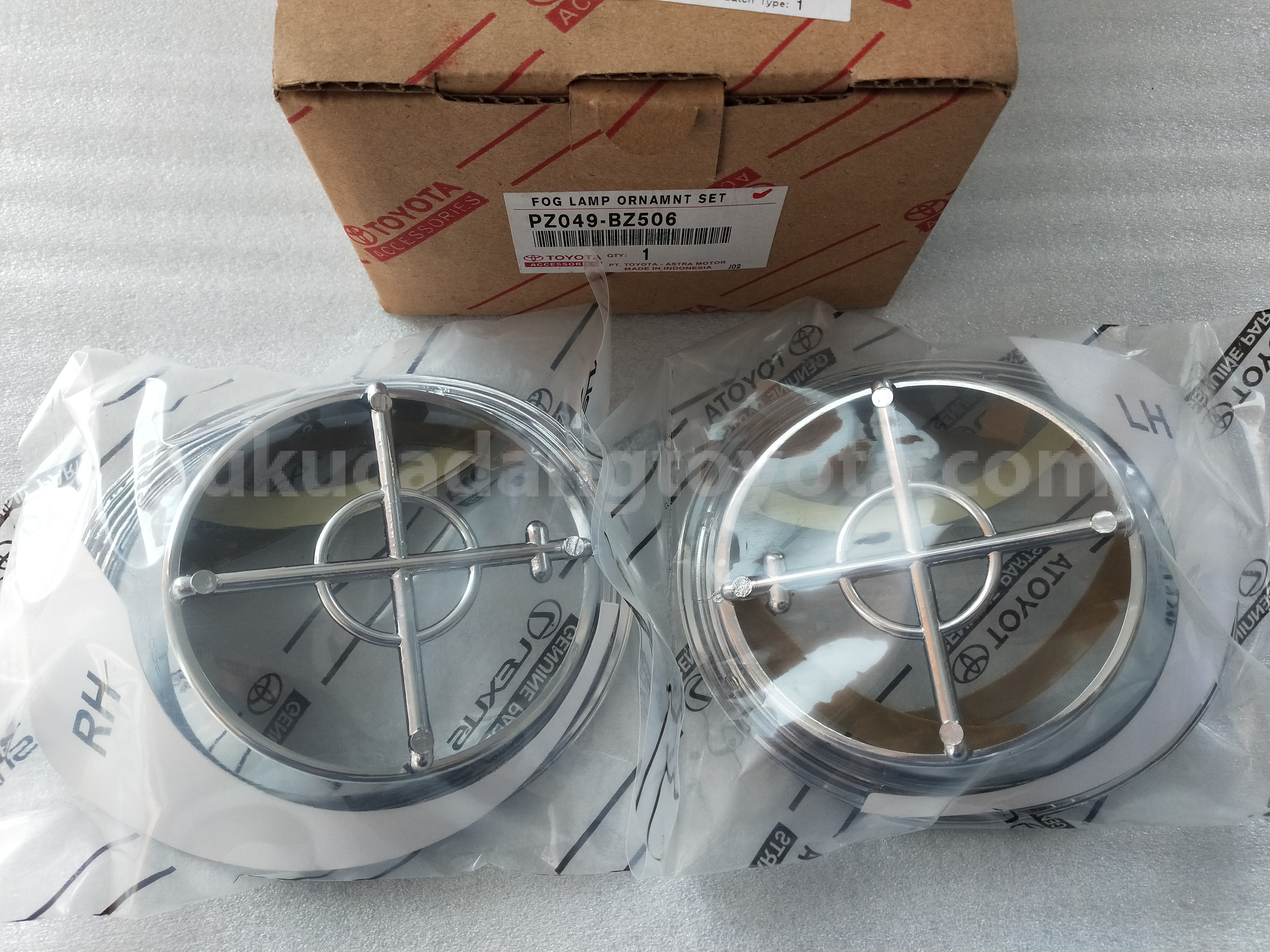 PZ049BZ506 FOG LAMP ORNAMNT SET - TOYOTA