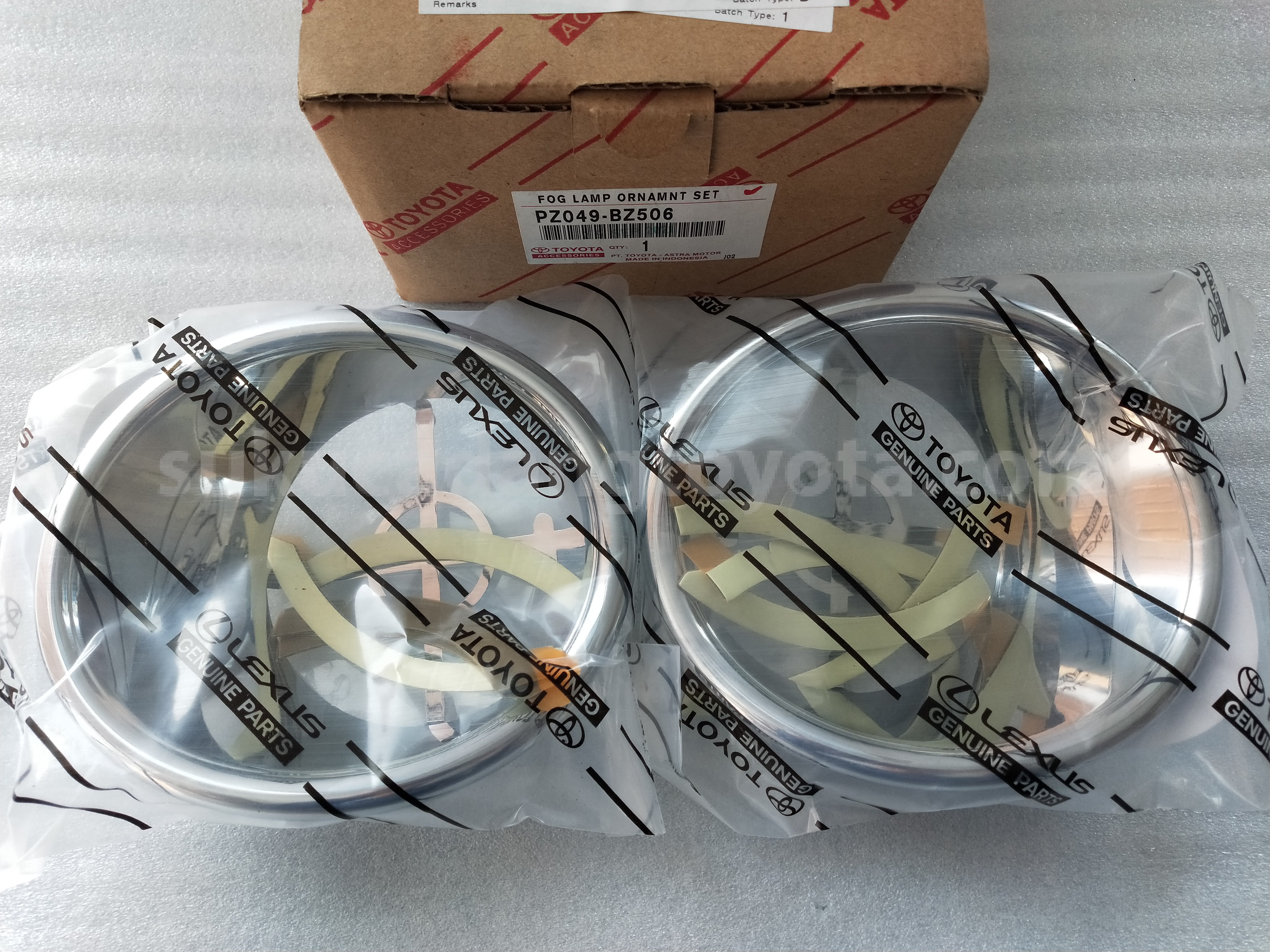 PZ049BZ506 FOG LAMP ORNAMNT SET - TOYOTA