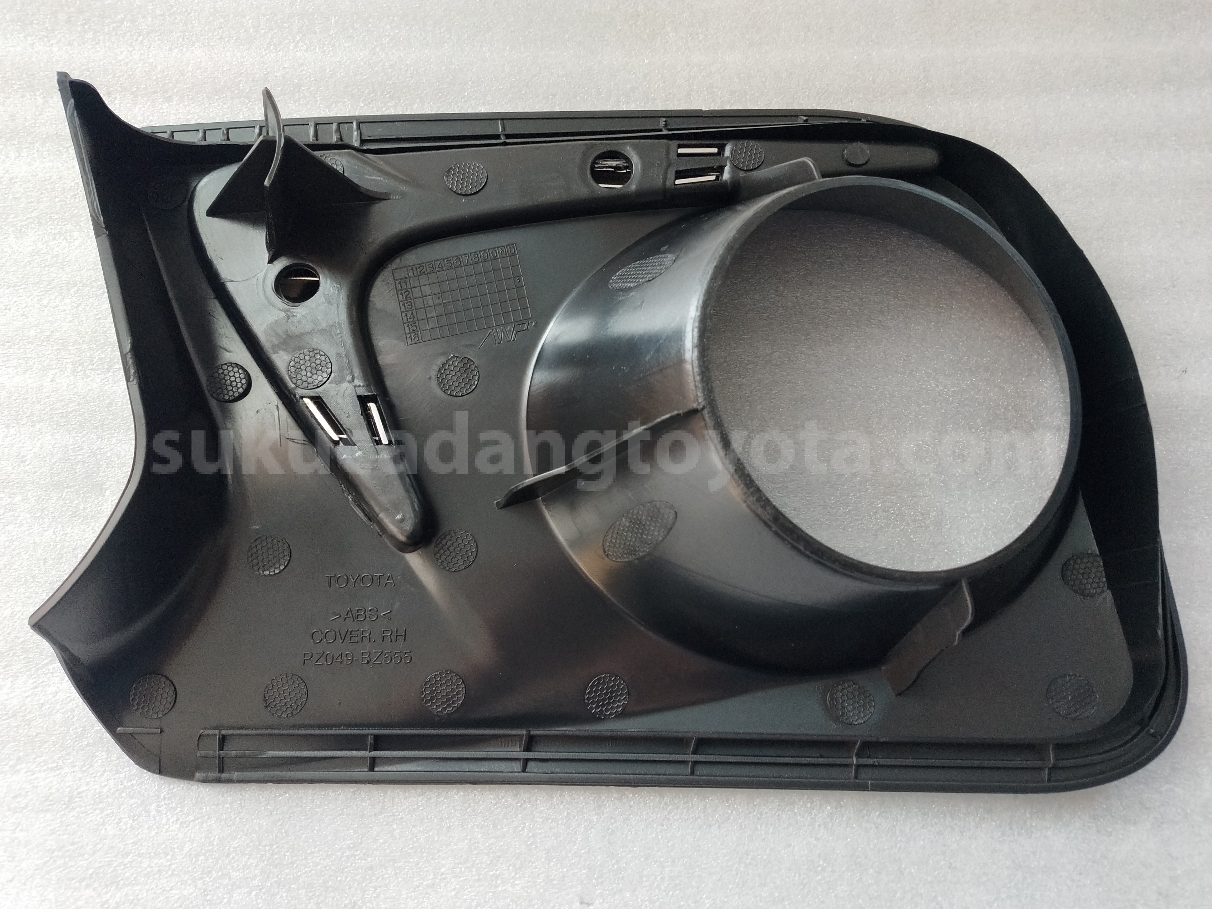 PZ049BZ555 FOG LAMP GRNSH G,RH - TOYOTA