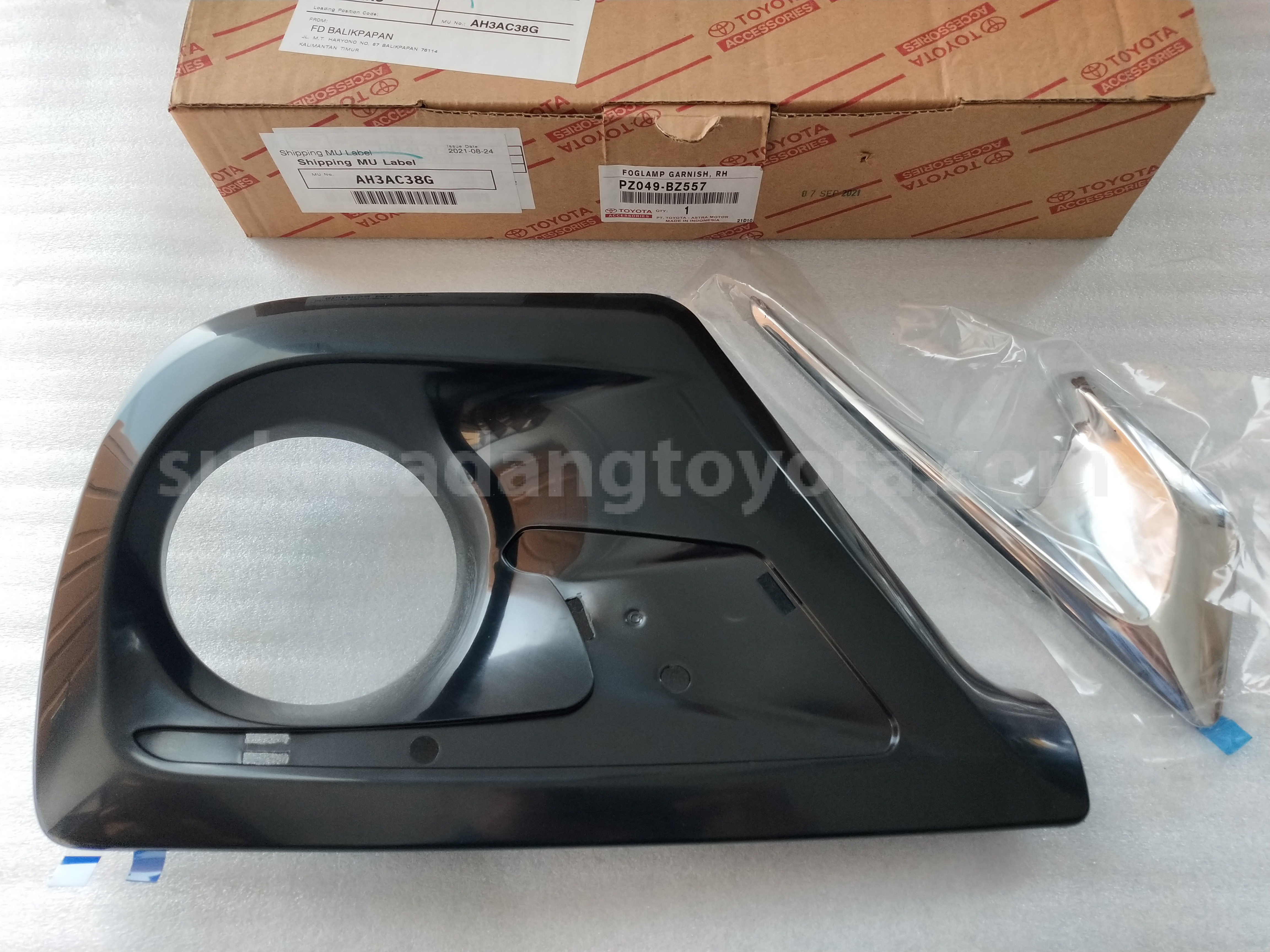 PZ049BZ557 FOGLAMP GARNISH, RH - TOYOTA
