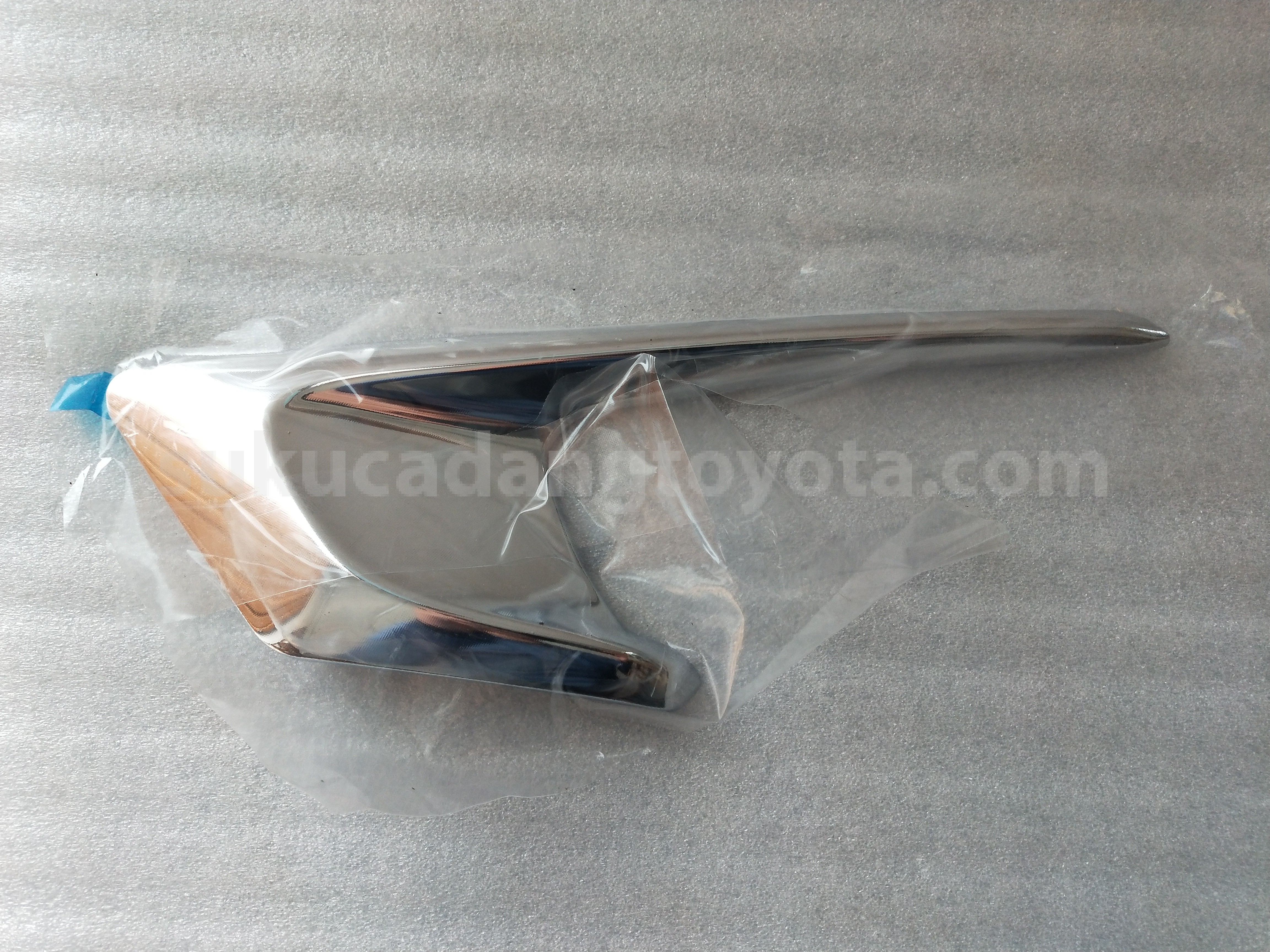 PZ049BZ557 FOGLAMP GARNISH, RH - TOYOTA