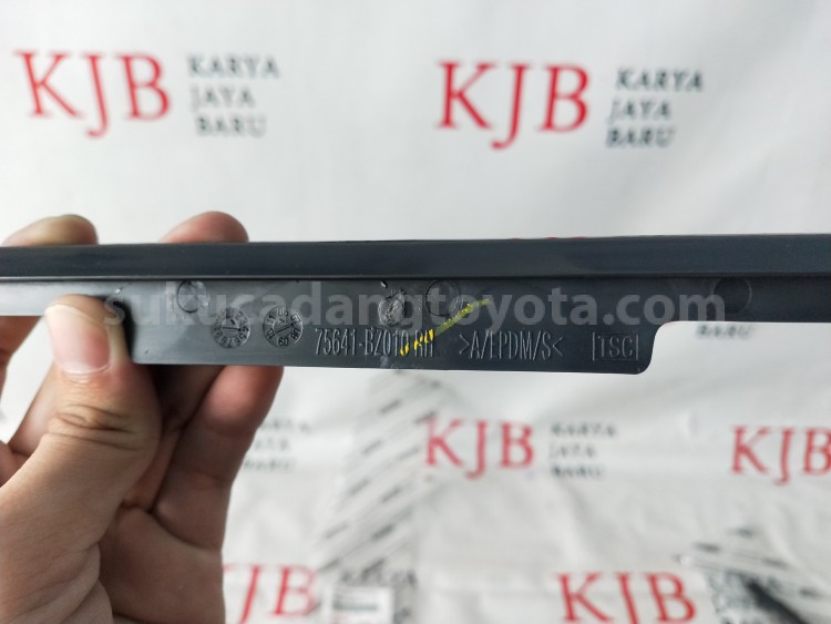 75641BZ010 MOULDING OUTSIDE RH - TOYOTA