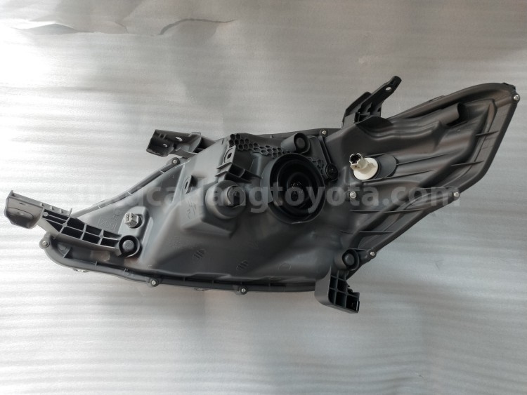 811100K520 HEADLAMP ASSY, RH - TOYOTA
