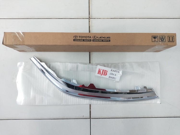 81116BZ030 RIM, HEADLAMP, RH - TOYOTA