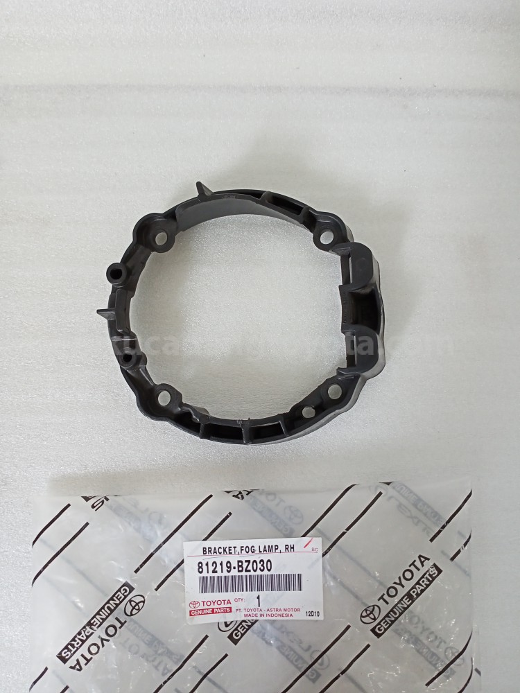 81219BZ030 BRACKET,FOG LAMP, RH - TOYOTA