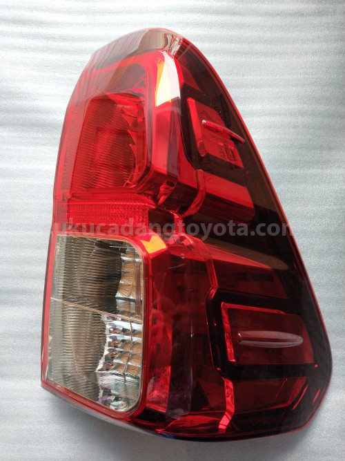 815510K261 LENS & BODY, RR COMB - TOYOTA