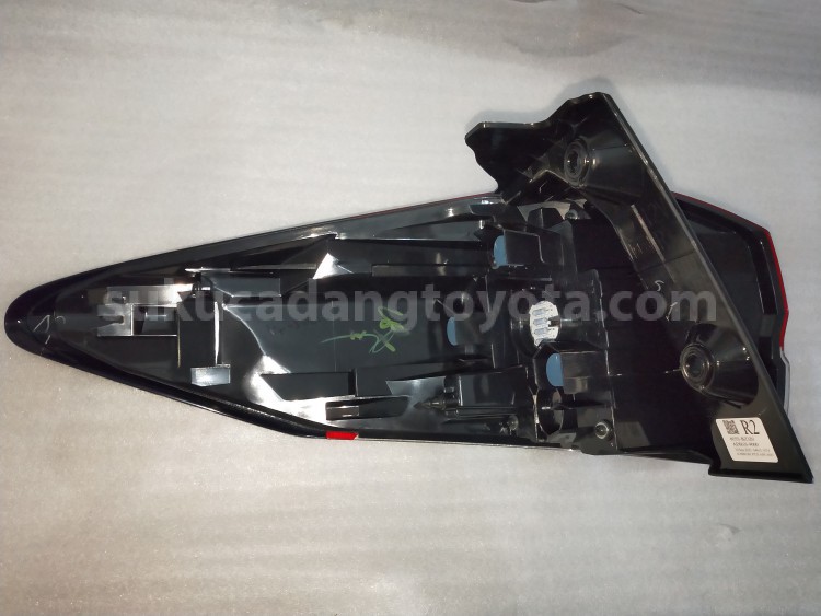 81551BZ320 LENS&BODY RR COMBI R - TOYOTA