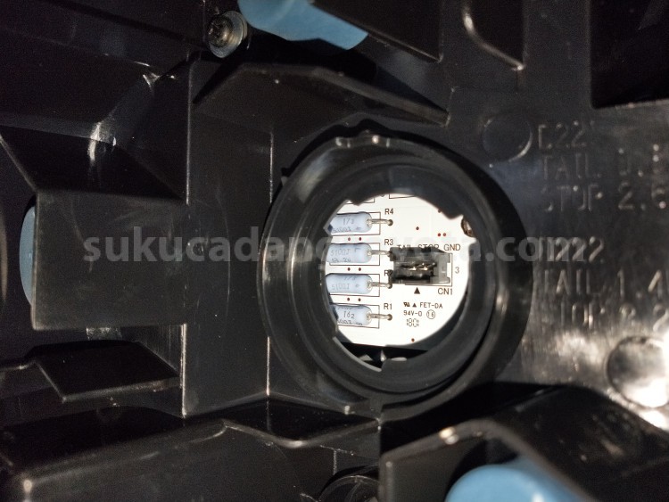 81551BZ320 LENS&BODY RR COMBI R - TOYOTA