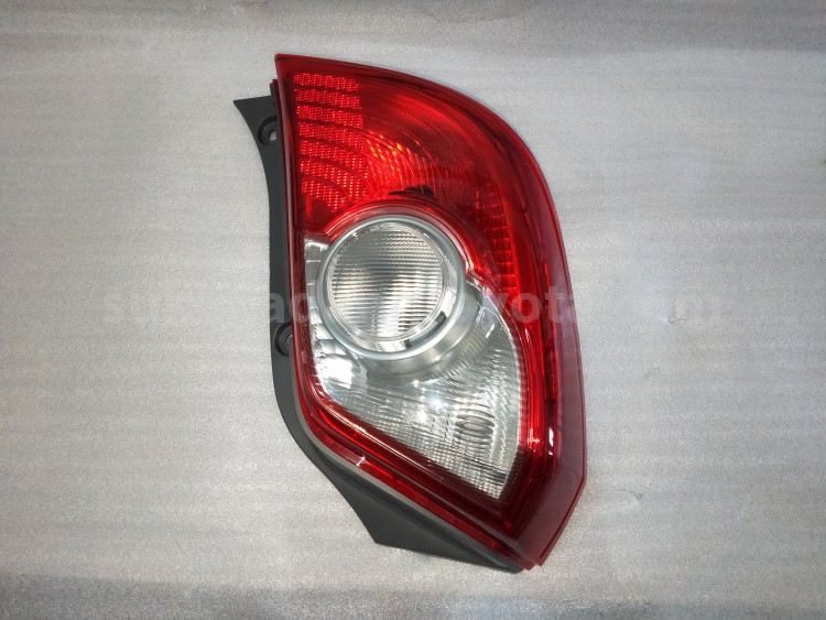 81561BZ150 LENS&BODY RR COMBI L - TOYOTA
