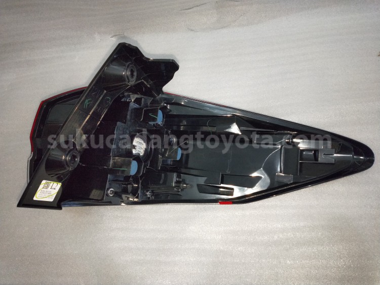 81561BZ320 LENS&BODY RR COMBI L - TOYOTA
