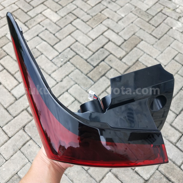 81561BZ460 LENS&BODY RR COMBI L - TOYOTA