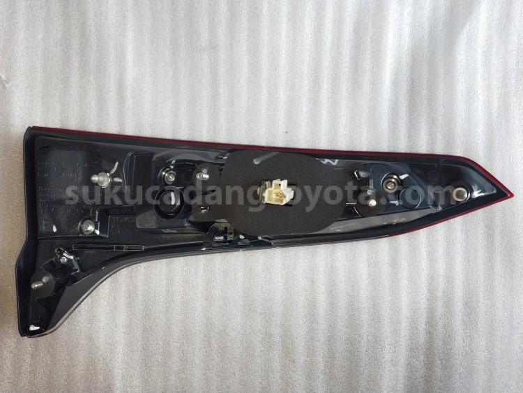 815800K102 LAMP ASSY, RR, RH - TOYOTA