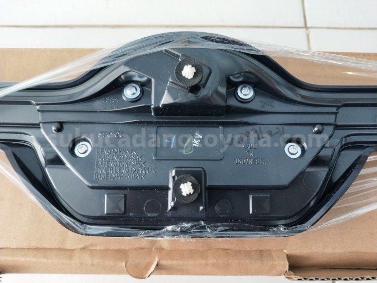 81580BZ150 LAMP ASSY, RR, RH - TOYOTA