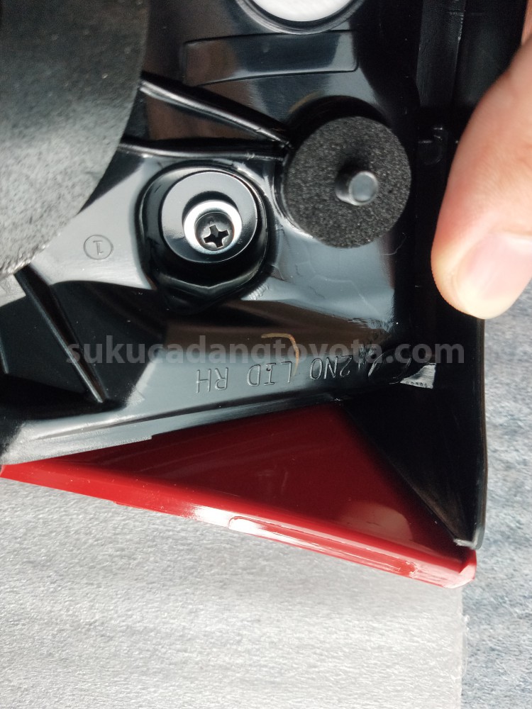 815810K050 LENS&BODY RR LAMP RH - TOYOTA