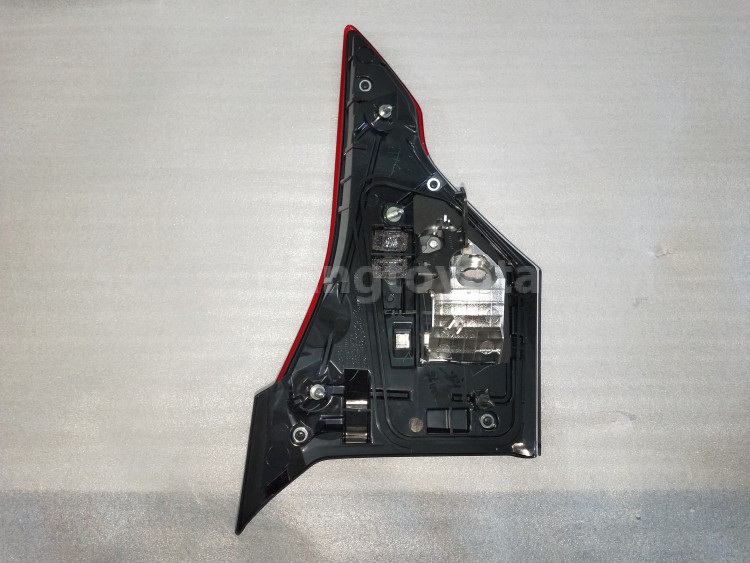 81581BZ040 LENS&BODY RR LAMP RH - TOYOTA