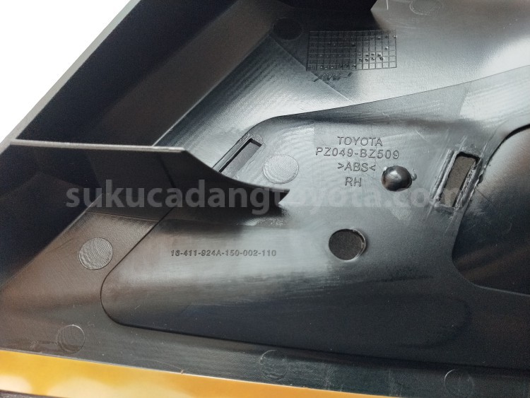 PZ049BZ557 FOGLAMP GARNISH, RH - TOYOTA