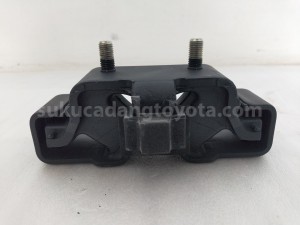12371BZ121 INSULATOR E/G MTG RR - TOYOTA