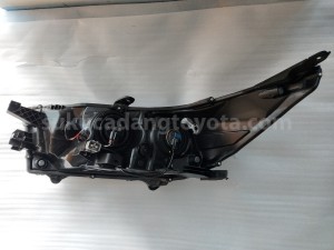 811100K580 HEADLAMP ASSY, RH - TOYOTA
