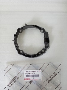 81219BZ030 BRACKET,FOG LAMP, RH - TOYOTA